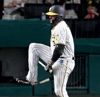 ７回、三振に倒れたマルテはバットをへし折る（撮影・田中太一）