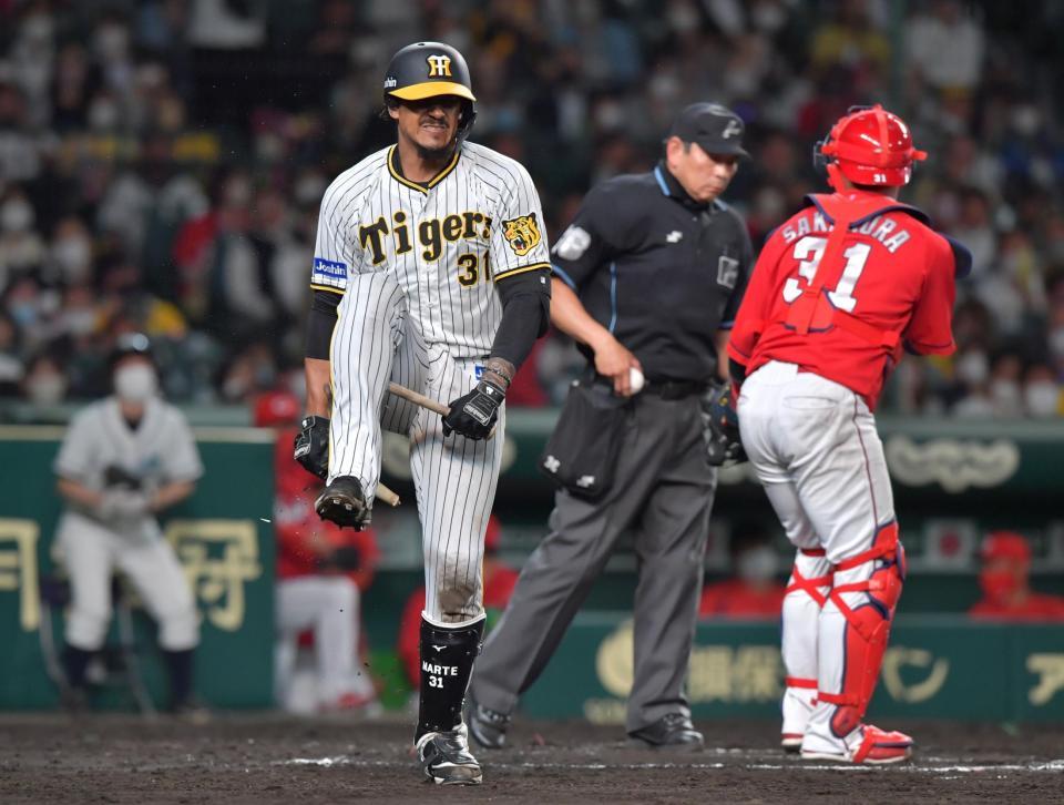 ７回、空振り三振に倒れたマルテはバットをへし折る（撮影・神子素慎一）