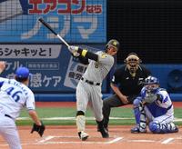 　６回、佐藤輝は中越えにソロを放つ（撮影・佐々木彰尚）