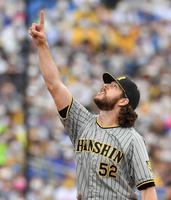 　３回、関根の捕邪飛を指さすウィルカーソン（撮影・西岡正）