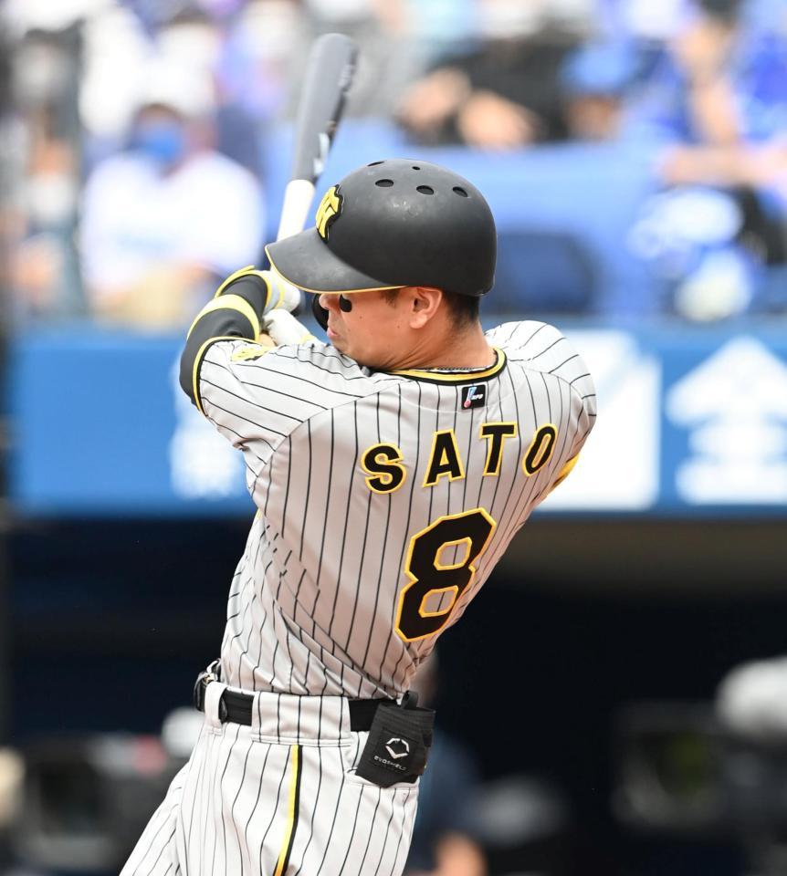 　１回、タイムリー二塁打を放つ佐藤輝（撮影・飯室逸平）