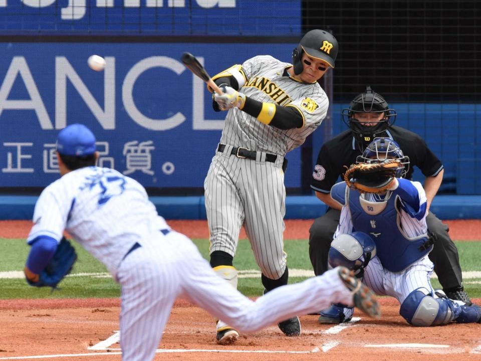 　１回、右翼線に適時二塁打を放つ