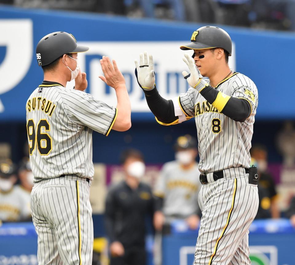 　６回、中越えソロを放ち、生還する佐藤輝（撮影・西岡正）