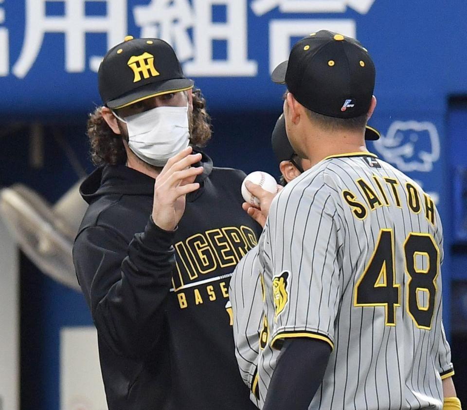 　２勝目を挙げ、斎藤（右）からウイニングボールを受け取るウィルカーソン（撮影・西岡正）