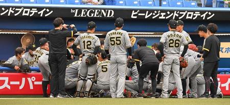 試合前に円陣を組む阪神ナイン＝神宮球場（撮影・堀内翔）