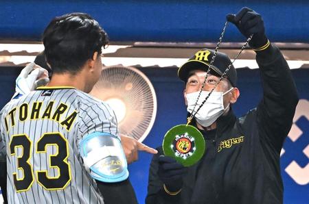 ５回、先制のソロを放った糸原（左）にメダルをかける矢野監督（撮影・堀内翔）