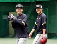 　練習の合間に笑顔を見せる西勇（左）と西純（球団提供）