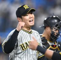 ４回、笑顔でベンチへ戻る西勇（撮影・飯室逸平）