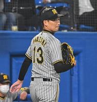 ９回、サヨナラ負けに肩を落とす岩崎（撮影・堀内翔）