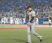 ９回、サヨナラ犠飛を許し、肩を落としグラウンドを後にする岩崎