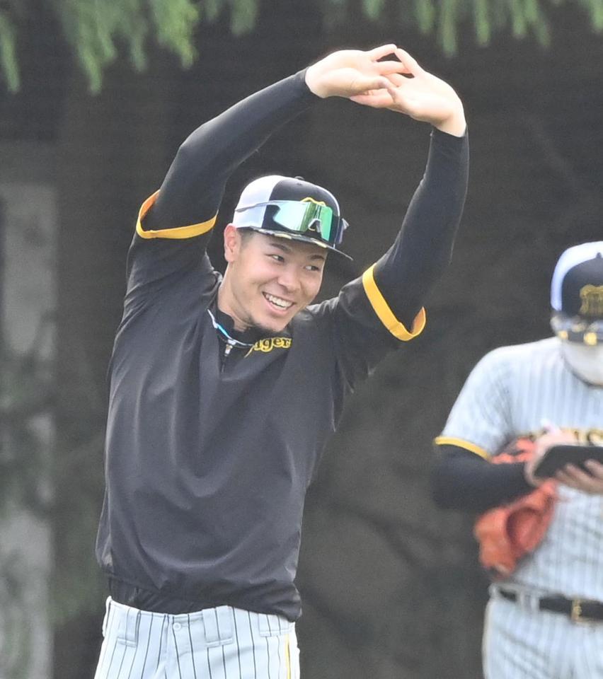 　リラックスムードでアップする佐藤輝（撮影・飯室逸平）