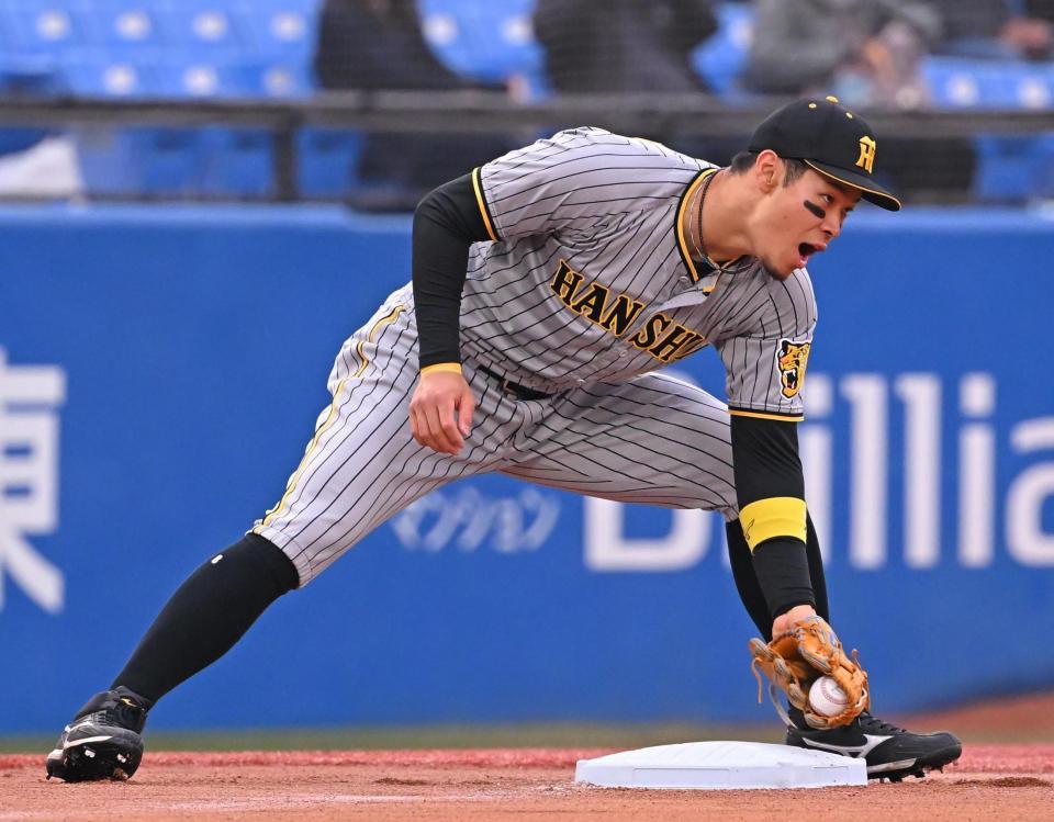 試合前に守備練習をする佐藤輝（撮影・堀内翔）