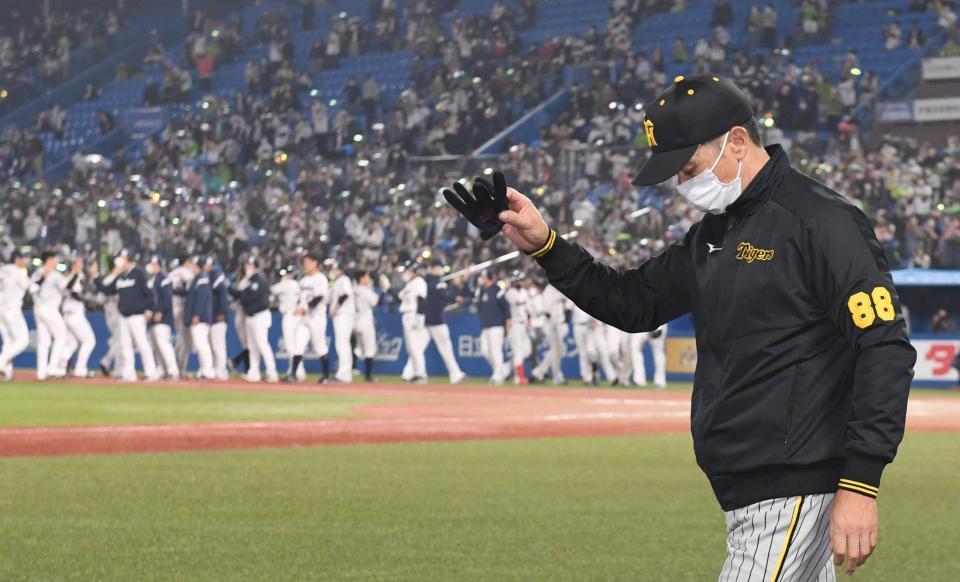 サヨナラでの敗戦を見届け、グラウンドを後にする矢野監督（撮影・飯室逸平）