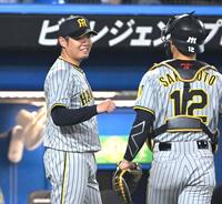 ６回を投げ終えて笑顔を見せる阪神・西勇＝神宮球場（撮影・堀内翔）