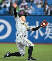 ２回、オスナの打球を好捕する糸原