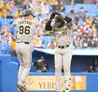 １回、先制のソロを放ち迎えられるマルテ（撮影・堀内翔）