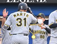 １回、先制のソロを放ったマルテ（左）に虎メダルをかける矢野監督（撮影・堀内翔）