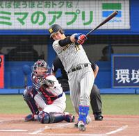 ２回、西純は左越えに２ランを放つ（撮影・佐々木彰尚）