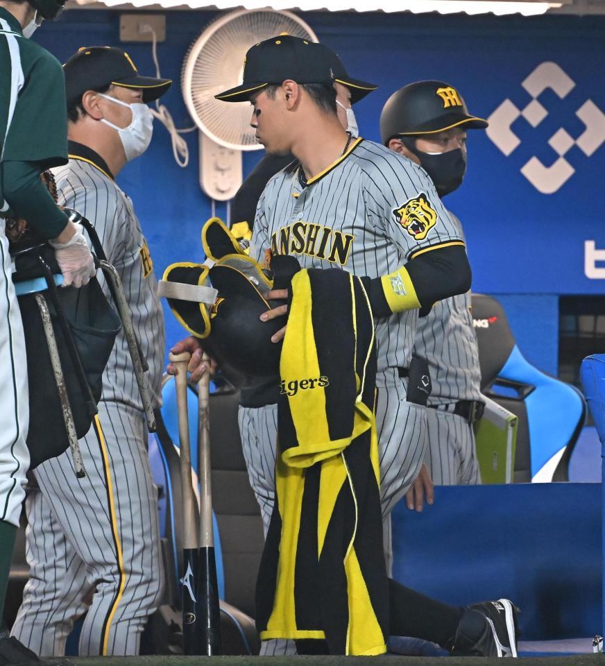 ９回、サヨナラ負けを喫してベンチを後にする佐藤輝。この日は無安打に終わった＝神宮