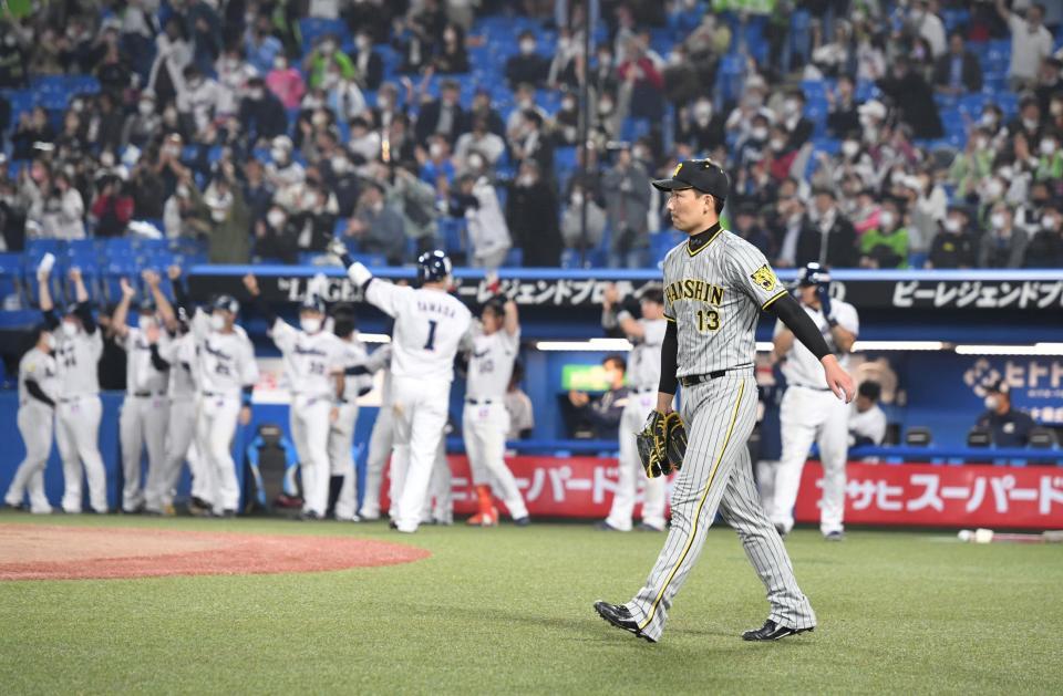 ９回、ヤクルト打線につかまった阪神・岩崎優＝神宮（撮影・飯室逸平）