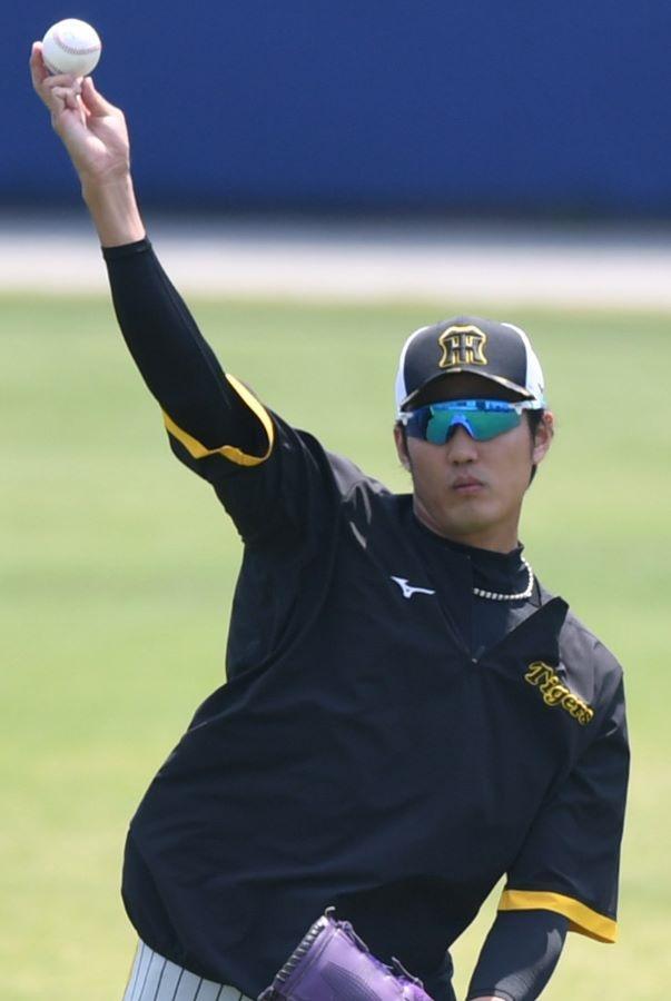 キャッチボールする藤浪（撮影・石井剣太郎）