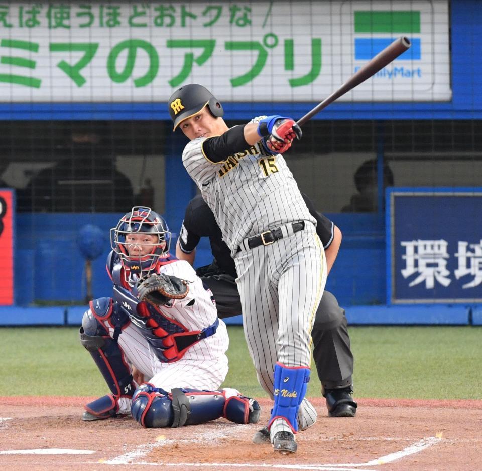 ２回、西純は左越えに２ランを放つ（撮影・佐々木彰尚）