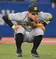 ７回、一塁に悪送球して肩を落とす佐藤輝（撮影・堀内翔）