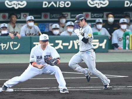 １回、併殺打に倒れる中野（撮影・飯室逸平）