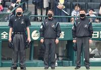 国歌斉唱で整列する白井塁審（中央）ら＝甲子園（撮影・飯室逸平）