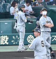 １回、併殺打に倒れベンチへ戻る阪神・中野拓夢＝甲子園（撮影・飯室逸平）