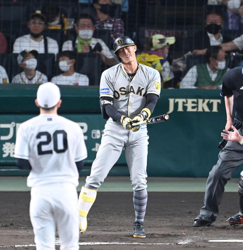 ８回、フルスイングもファールとなり悔しがる阪神・糸井嘉男＝甲子園（撮影・飯室逸平）
