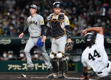 　６回、岡本和に先制２点適時打を許す青柳（左）＝撮影・田中太一