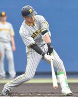 　１回、先制となる適時打を放つ井上（撮影・北村雅宏）