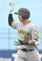 　１回、先制適時打を放った井上は右手を挙げる