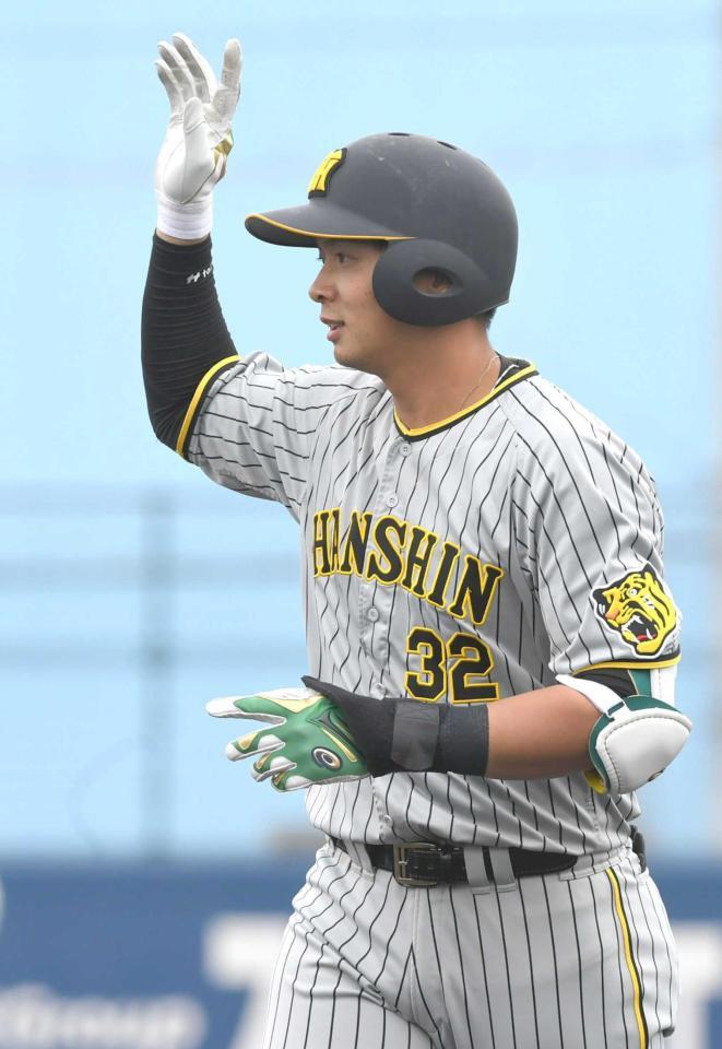 　１回、先制適時打を放った井上は右手を挙げる