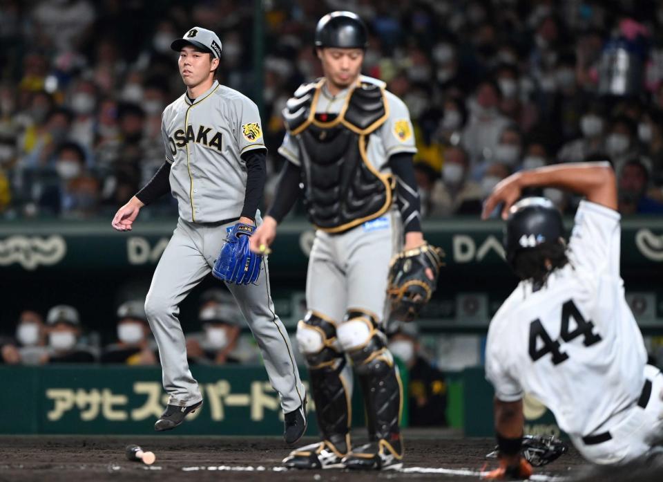 　６回、岡本和に先制２点適時打を許す青柳（左）＝撮影・田中太一