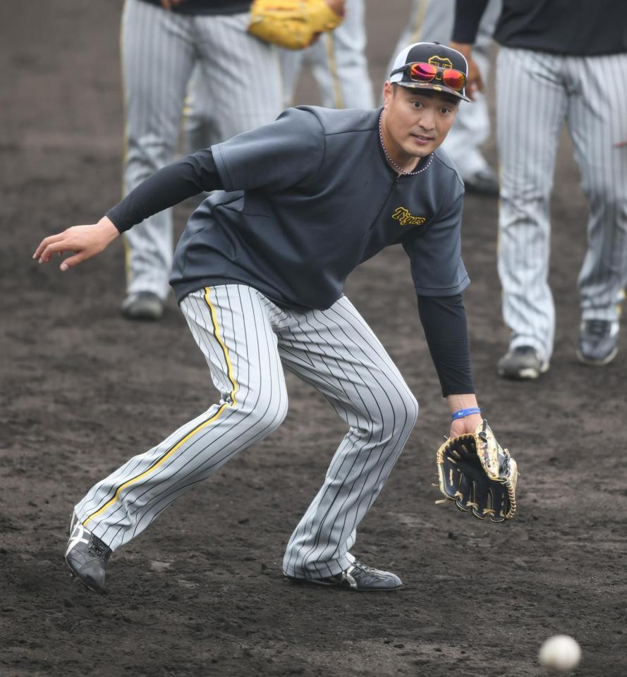 　ノックを受ける秋山（撮影・石井剣太郎）