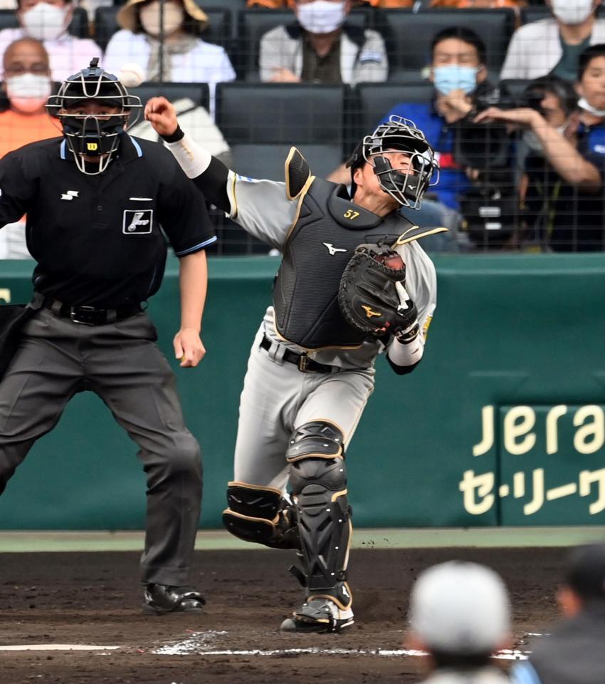 　８回、長坂は盗塁を狙った増田大をアウトにする（撮影・山口登）