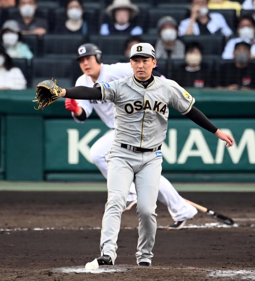 　９回、岩崎は岡本和を内野ゴロに打ち取る（撮影・山口登）