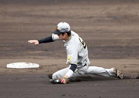 ４回、吉川の打球を好捕し二塁にトスし封殺する遊撃手・中野