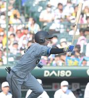 　７回、右前打を放つ近本（撮影・高部洋祐）