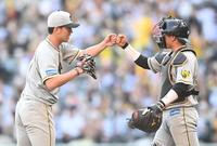 　巨人打線を完封し勝利のタッチを交わす伊藤将（左）と長坂（撮影・田中太一）