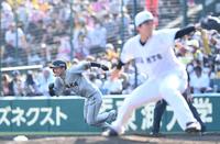 　７回、安打で出塁した近本は二塁へスタートを切り盗塁を決める（撮影・田中太一）