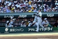 　２回、近本は佐藤輝の適時内野安打で生還する（撮影・山口登）