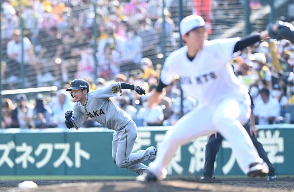 　７回、安打で出塁した近本は二塁へスタートを切り盗塁を決める（撮影・田中太一）