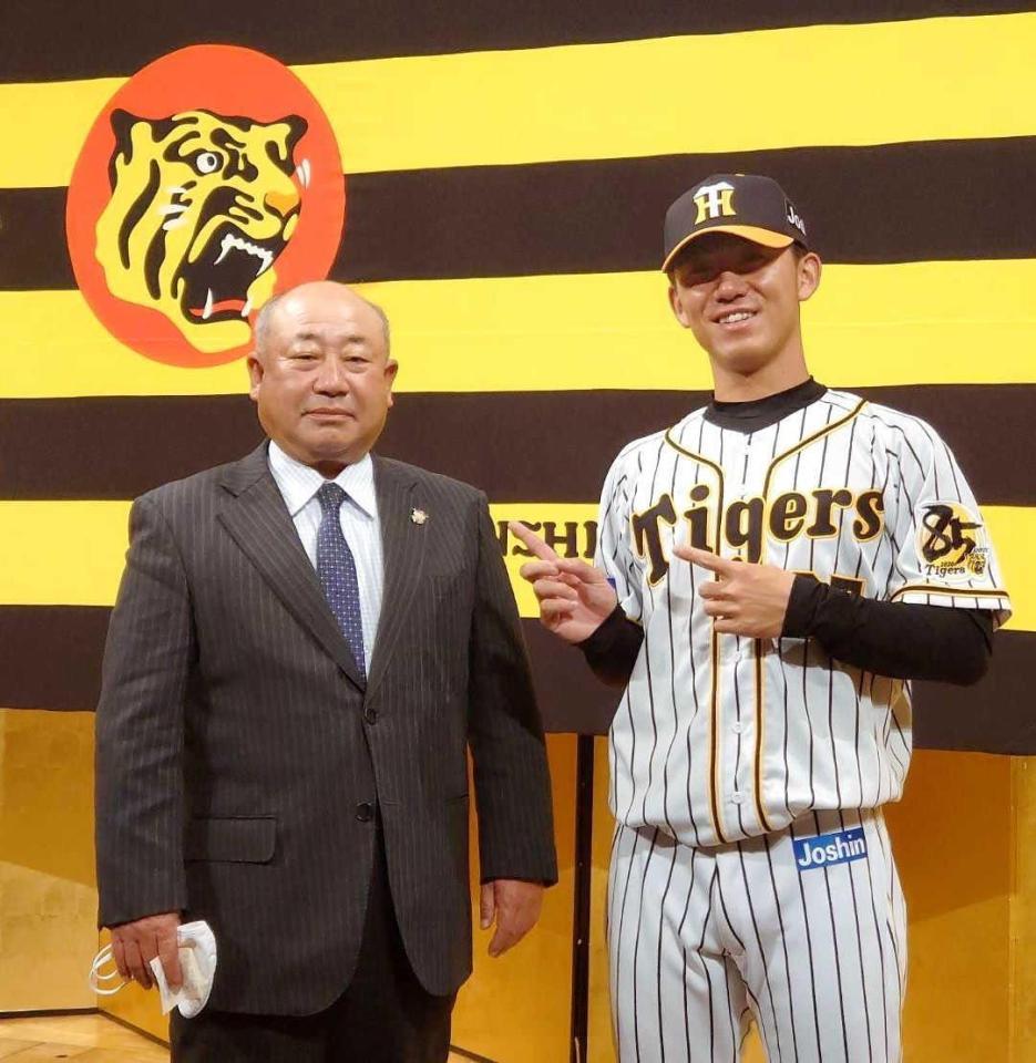 　入団会見で宮薗博香さん（左）と笑顔で写真に納まる伊藤将（写真は伊藤将家族提供）