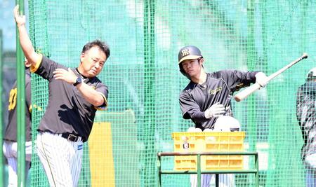 　早出打撃練習で藤井康コーチ（左）からアドバイスを受ける中野（撮影・飯室逸平）