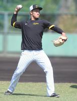 　キャッチボールする森木（撮影・石井剣太郎）