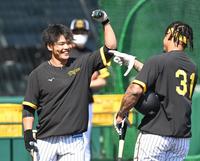 　１軍に合流し、マルテと談笑する小野寺（撮影・飯室逸平）