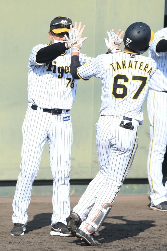 　１０回、逆転サヨナラ２ランを放った高寺（６７）は平田２軍監督とタッチをかわす（撮影・石井剣太郎）